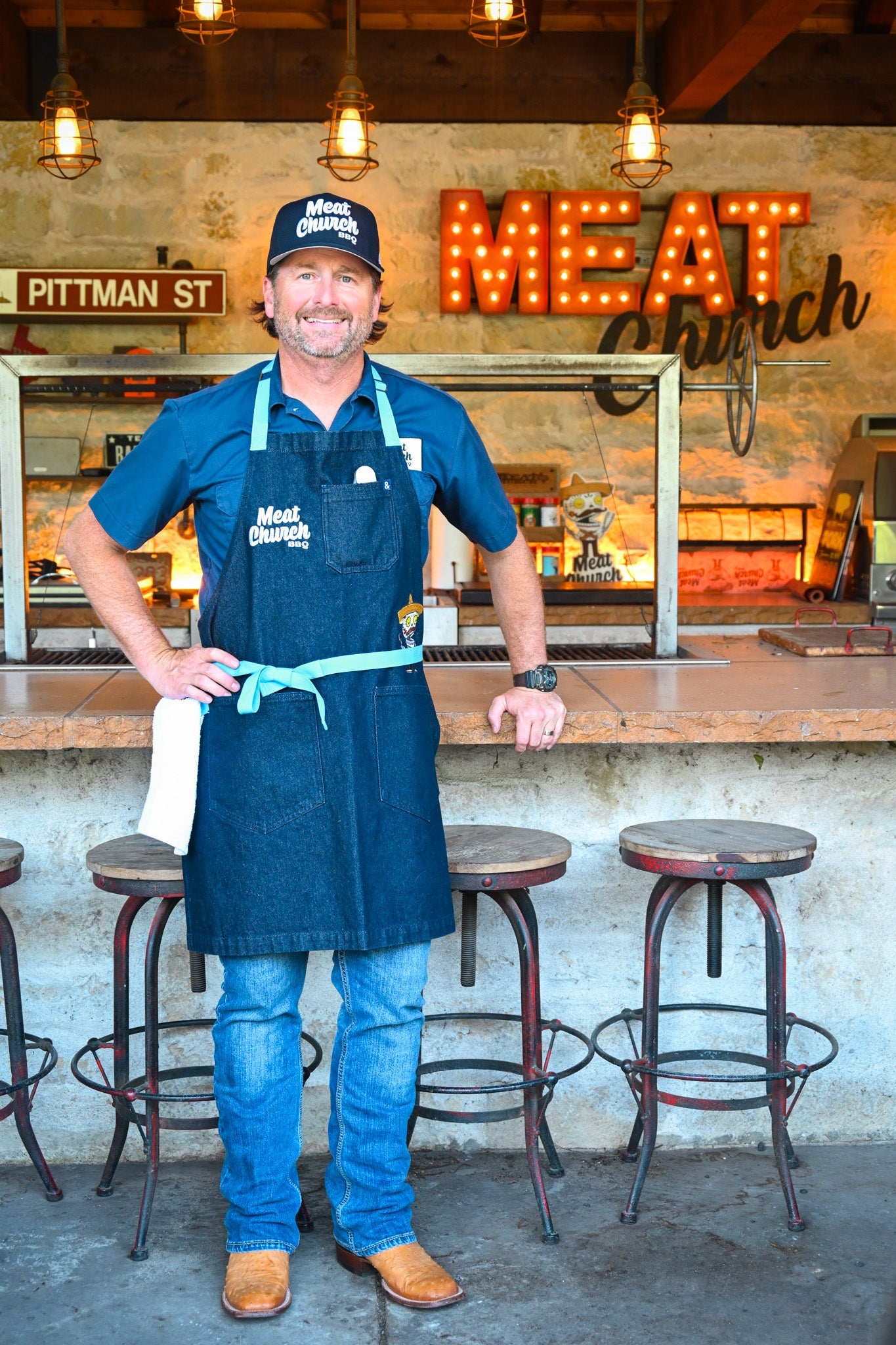 hedley-and-bennett-meat-church-apron-navy-s3 NAVY_H_B_APRON_LIFESTYLE_OUTDOOR_KITCHEN_TIED.jpg